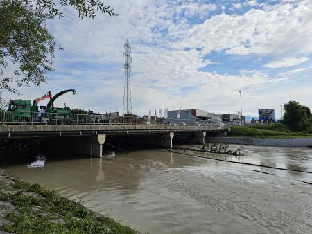 Čiščenje mostu čez Kamniško Bistrico na Viru